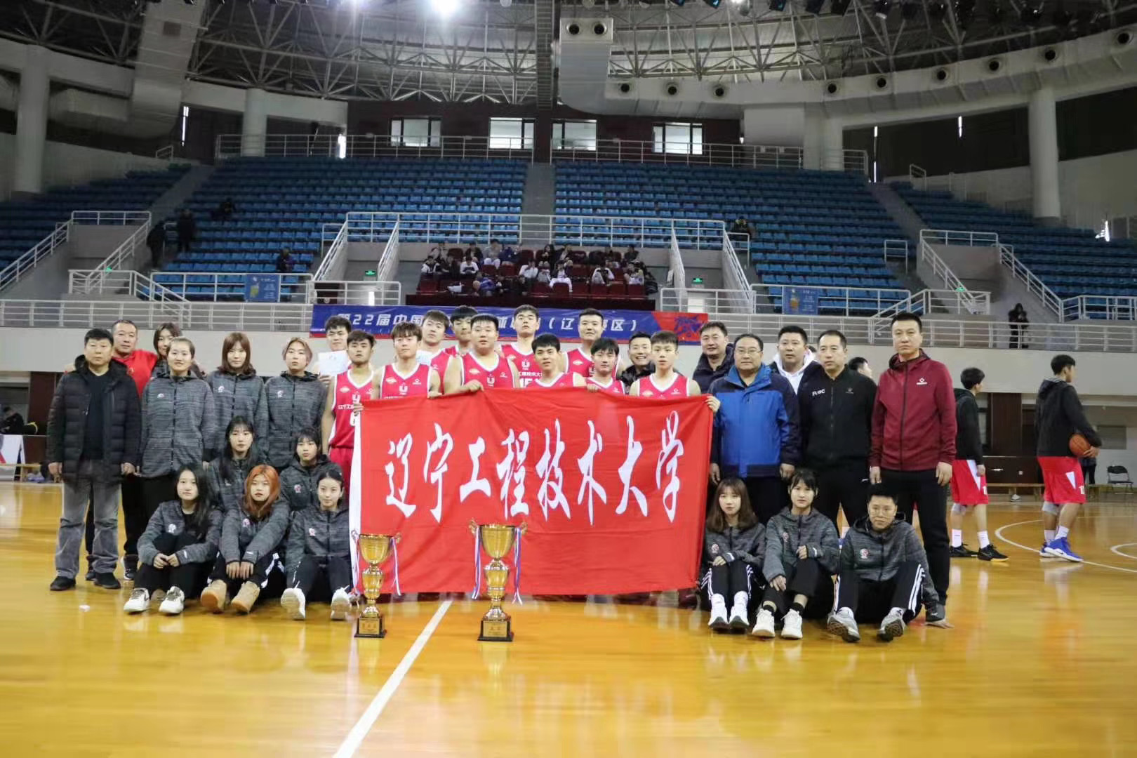 关于辽宁队队员精神十足，团结拼搏赢得胜利的信息