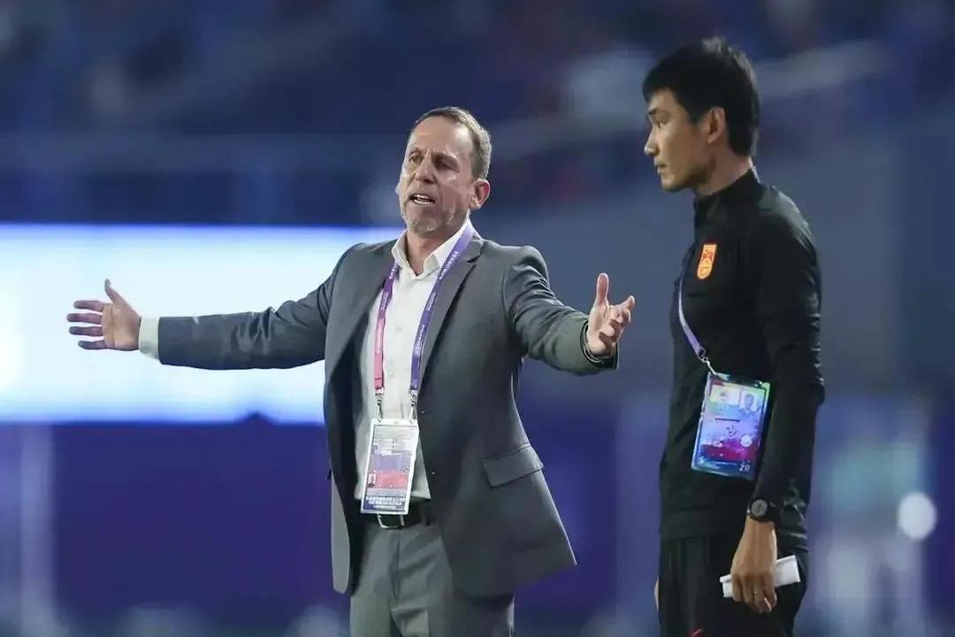 开云体育电脑版-久尔杰维奇刚执教新东家，就挖来三位五大联赛锋霸，拜的简单介绍